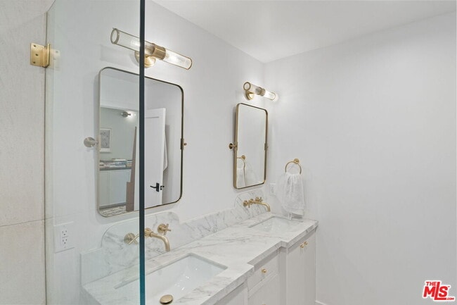 Building Photo - 5664 Coliseum St