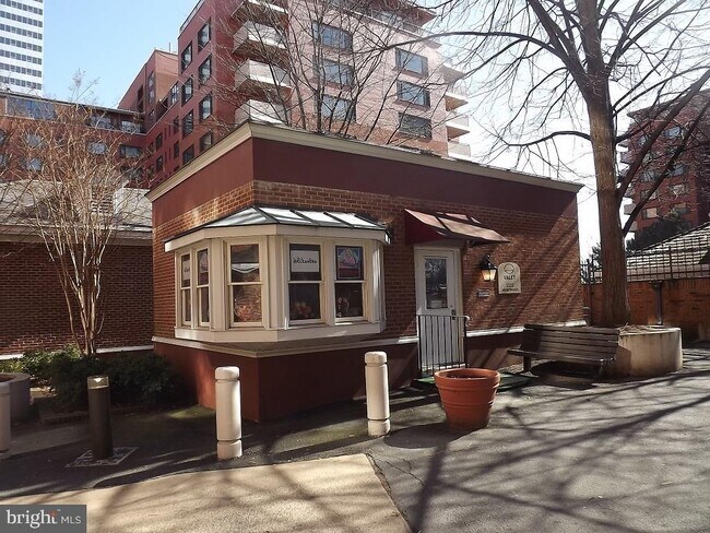Building Photo - 1011 Arlington Blvd