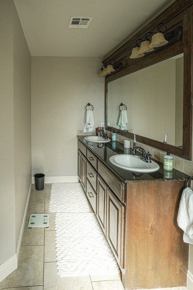 Building Photo - Beautiful Eastlake Home, easy access to Ft...