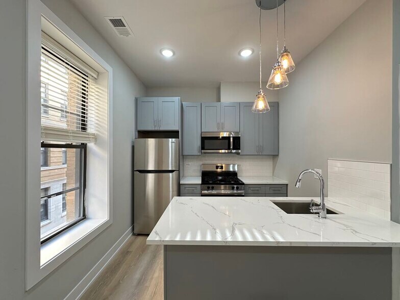 Building Photo - 419 W Belden Ave