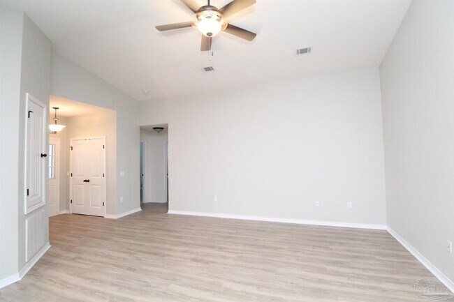 Building Photo - 5605 Peach Dr