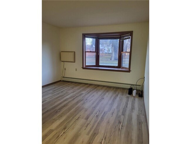 Building Photo - 609 Main St S