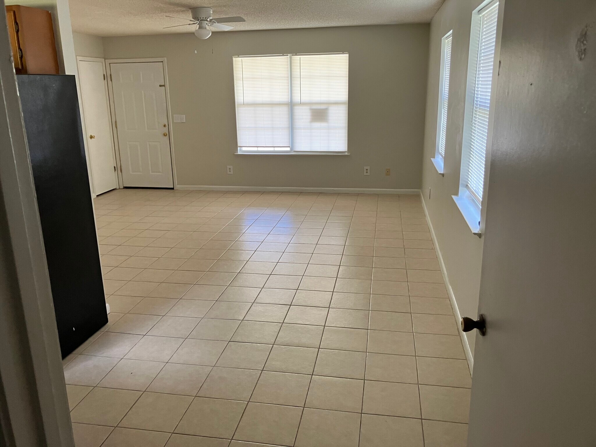 Building Photo - 720 E Nelson Ave