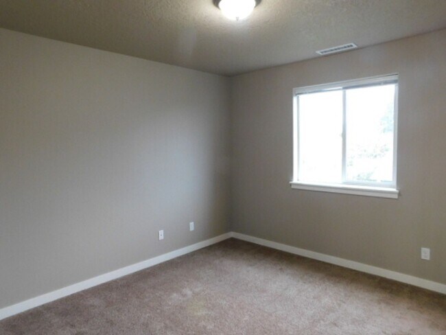 Building Photo - 4Bd/2.5Ba Two Story House - Available to View!