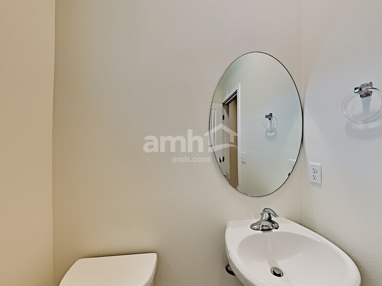 Building Photo - 2323 NW Matteo Dr