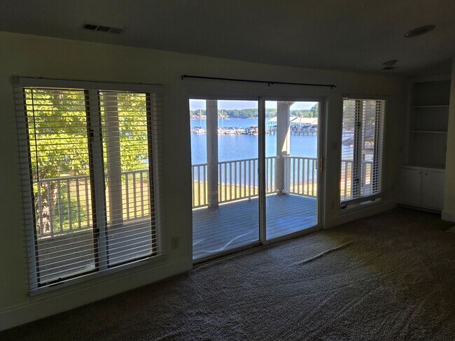 Building Photo - 7401 Mariner Cove Dr