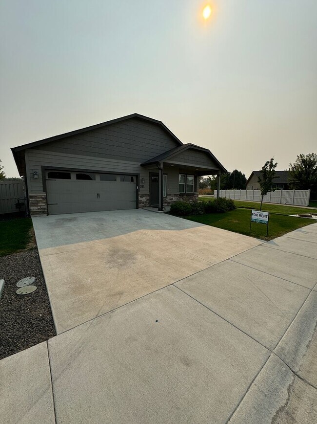 Primary Photo - Charming 3-bedroom, 2-bathroom home locate...