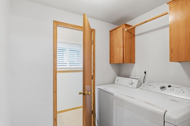 Building Photo - 3 Bedroom Home Near Woodstock Neighborhood