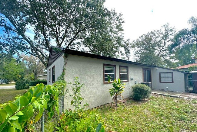 Building Photo - 1502 W Country Club Dr