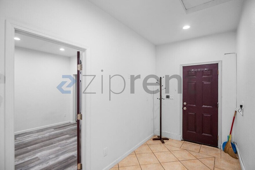 Building Photo - 2661 S King Rd