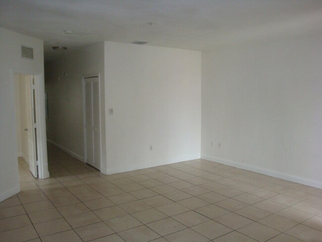 Building Photo - 2128 Shoma Dr