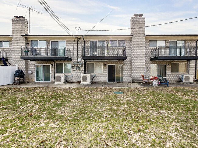 Building Photo - Easy Living in White Lake 2 Bed Home in Great Location