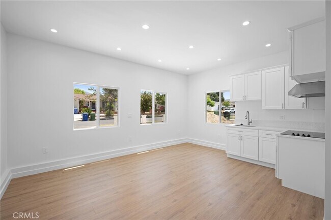 Building Photo - 10943 Nassau Ave
