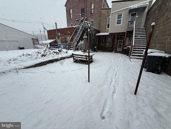 Building Photo - 10 E Main St