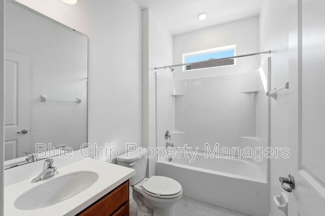 Building Photo - 211 Ballo Dr