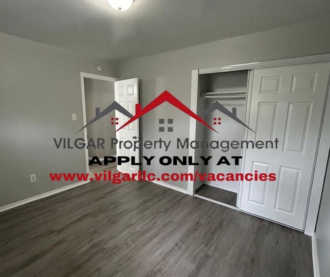 Building Photo - Step into this freshly updated 3 bed, 1 ba...