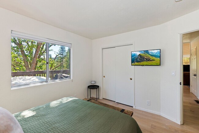 Building Photo - Stylish Chalet with Lake Rights