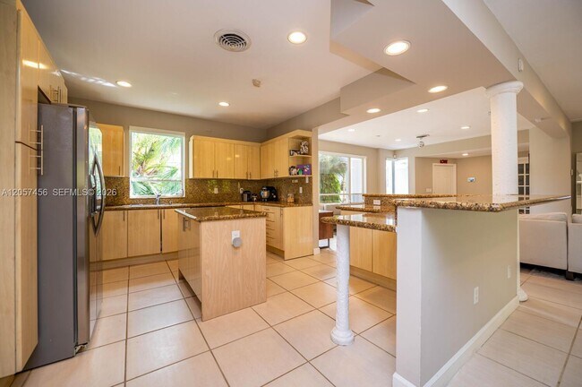 Building Photo - 9520 E Broadview Dr
