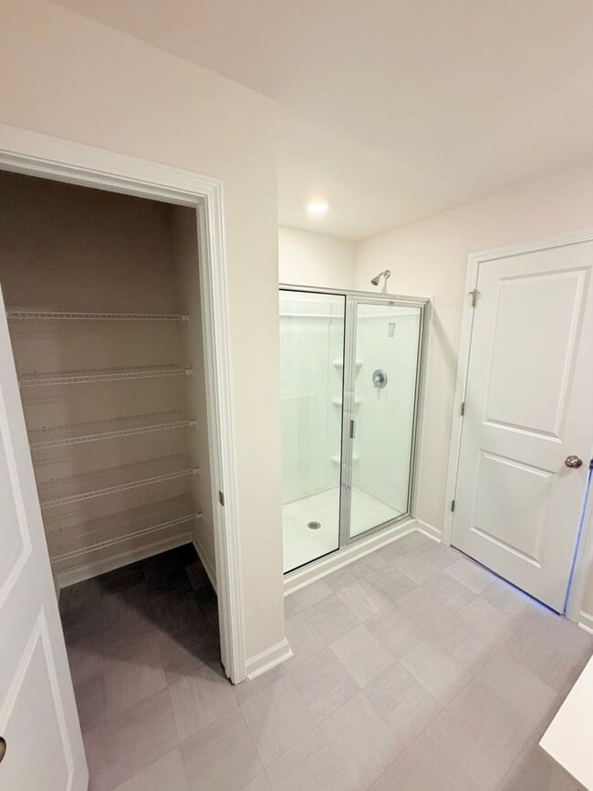 Building Photo - Beautiful 4 Bed, 2.5 Bath Home - Lawn Care Included!