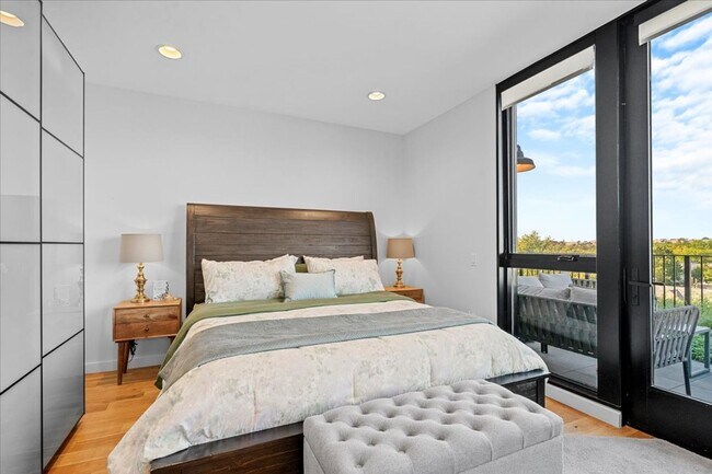 Building Photo - Stunning Penthouse w/ Private Terrace & Pa...