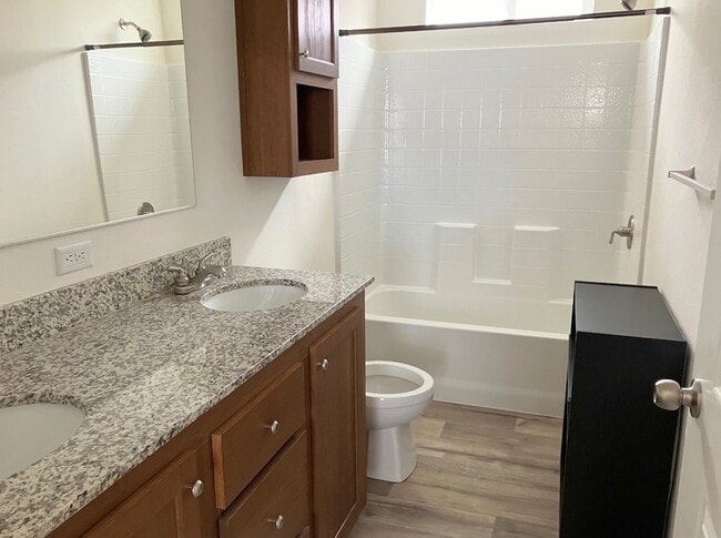 Building Photo - 702 W McArthur Ave