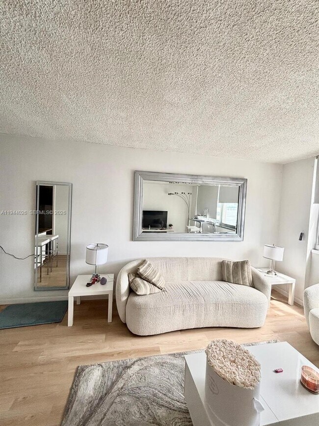 Building Photo - 999 Brickell Bay Dr