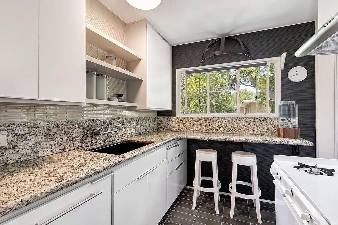 Kitchen - 5587 Village Grn