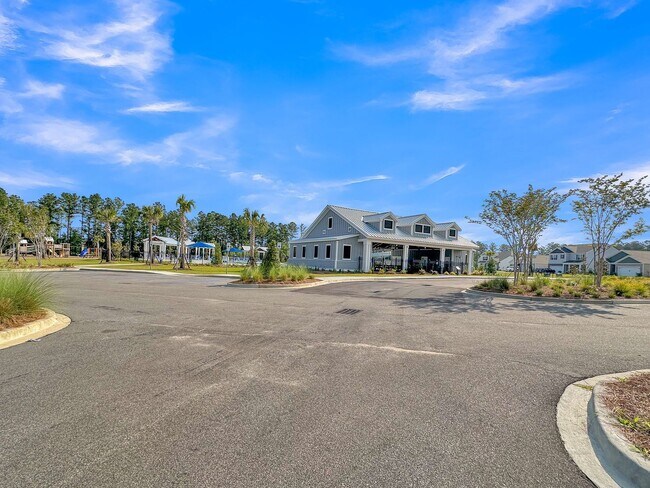 Building Photo - 3 Bedroom 2.5 Bath Located in Pine Hills i...