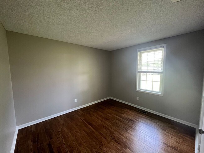 Building Photo - For Lease - 3 Bed, 1 Bath Home in the Hear...