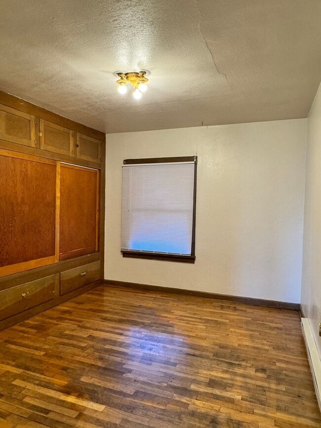 Building Photo - Large 3 br near YVCC