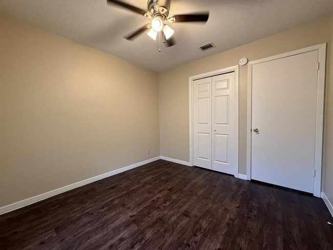 Building Photo - 5906 Mountainclimb Dr