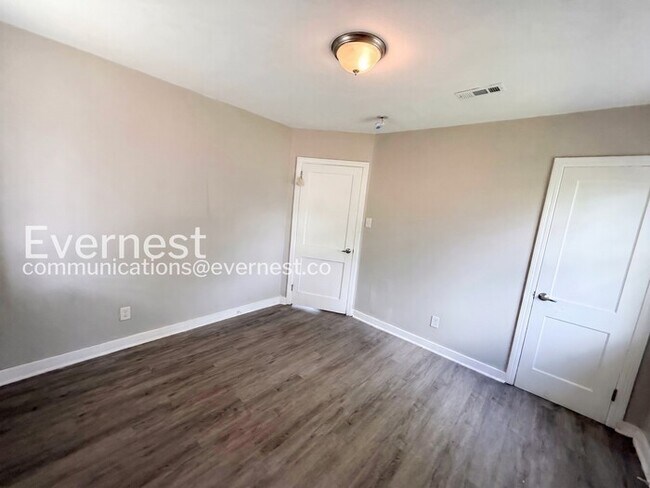 Building Photo - 1000 4th Ave W