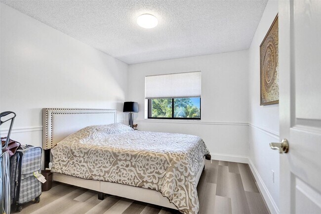 Building Photo - 270 Captains Walk