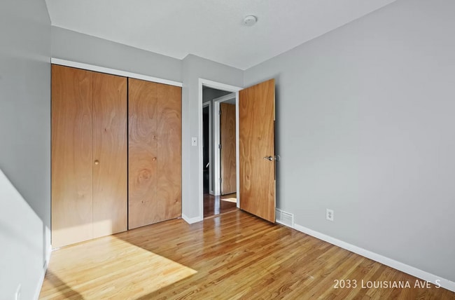 Building Photo - 3br 1ba ~ Security Deposit Alternative for...