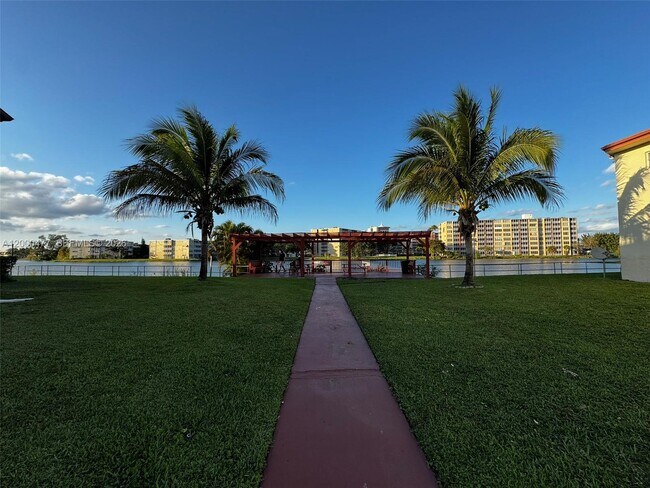 Building Photo - 1601 NE Miami Gardens Dr