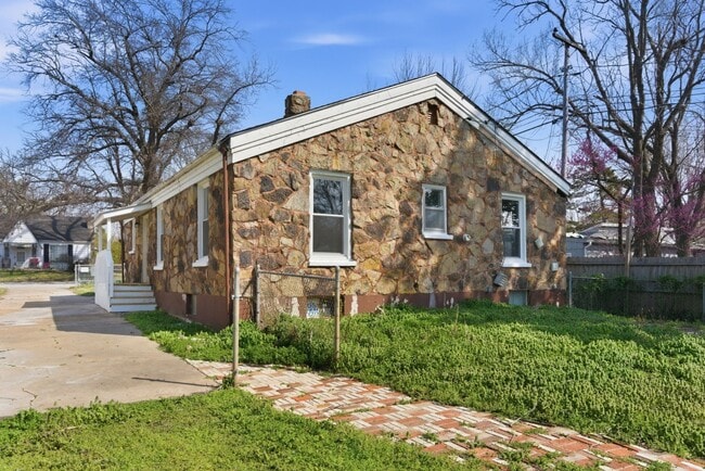 Building Photo - 1440 E Locust St