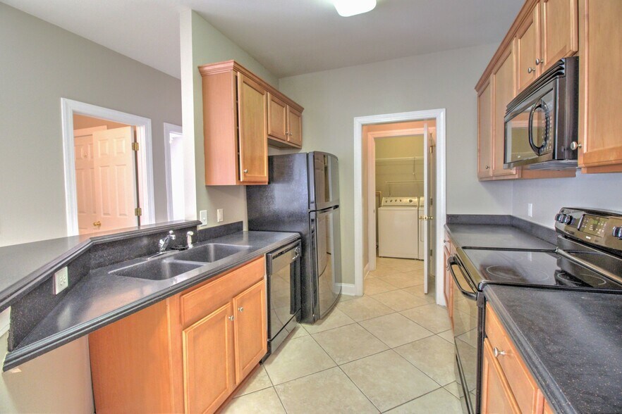 Building Photo - 2077 Silvercrest Dr