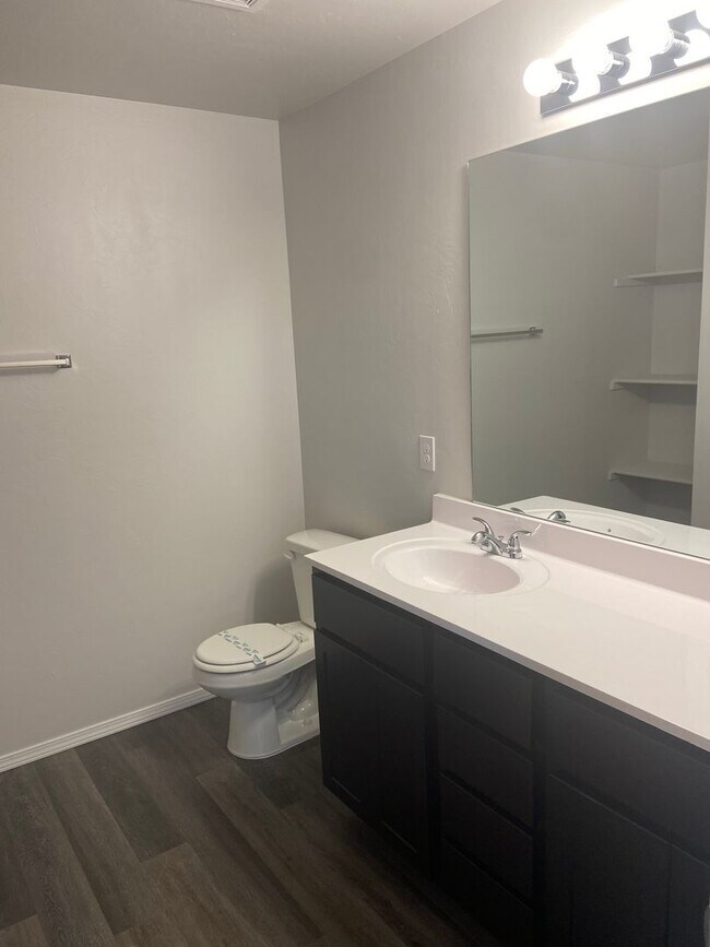 Building Photo - PRE-LEASING NOW — Comfortable 3-Bedroom | 2-Bath Home in Fox Hollow
