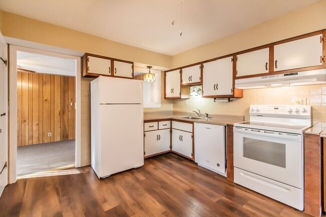 Building Photo - Lovely Large 3 Bedroom 1 1/2  Bath Ranch Style Home