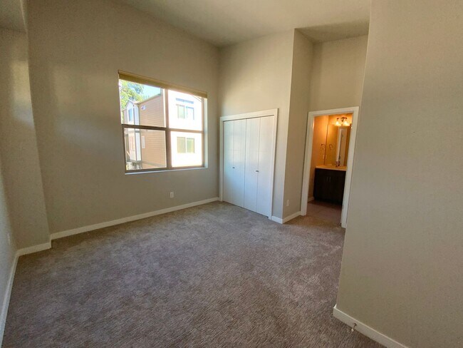 Building Photo - Stunning Home with Great Views