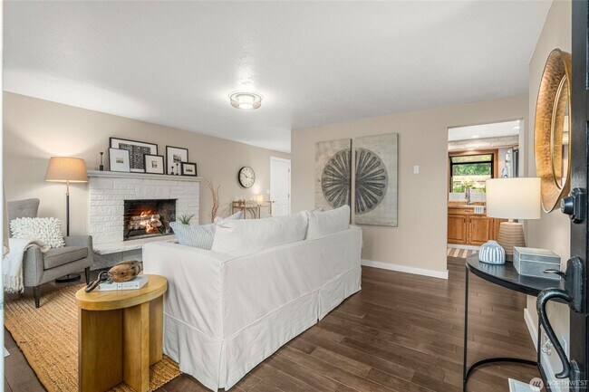 Building Photo - Classic Mid-Century Rambler with Modern Co...