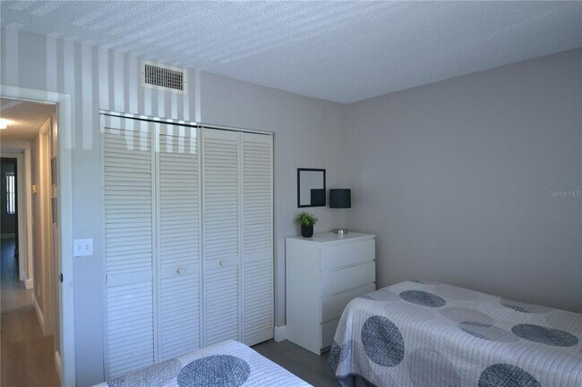 Building Photo - 284 Woodlake Wynde