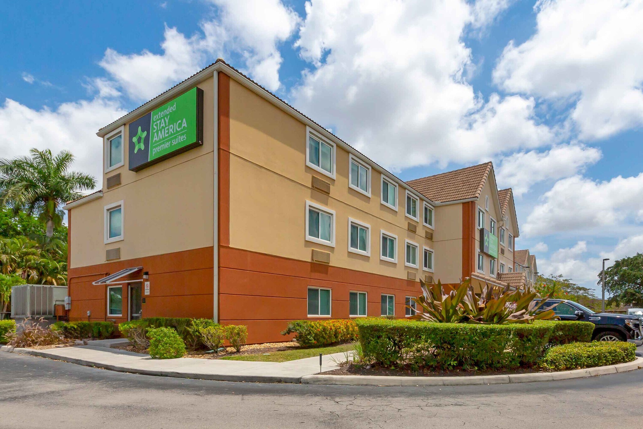 Building Photo - Furnished Studio-Miami - Airport - Miami Springs