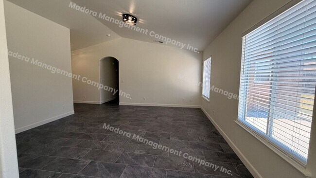 Building Photo - 4 Bed/ 2 Bath Available Now!
