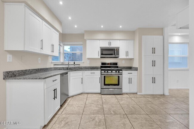 Building Photo - 7489 Plaza Redonda Dr