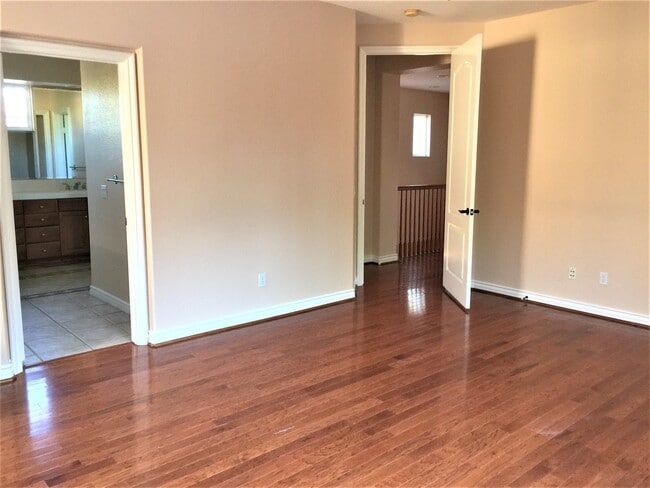 Building Photo - Gorgeous large single family home in Eastlake!