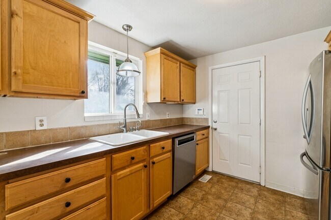 Building Photo - 420 S Five Mile Rd