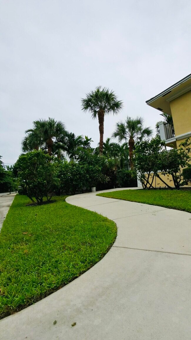 Building Photo - 1000 Palm Trail