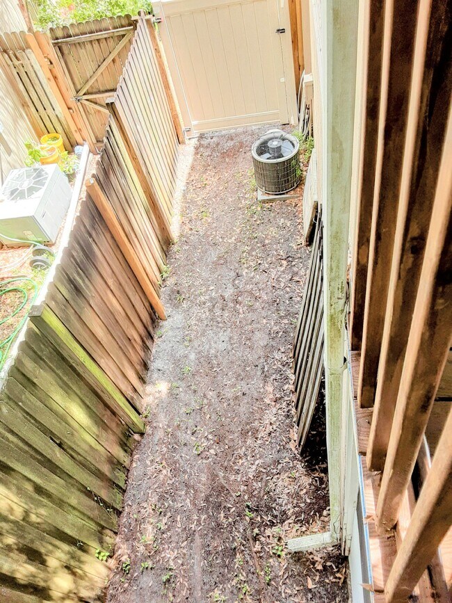 Seperateentrance to fenced backyard - 148 Douglas Rd W