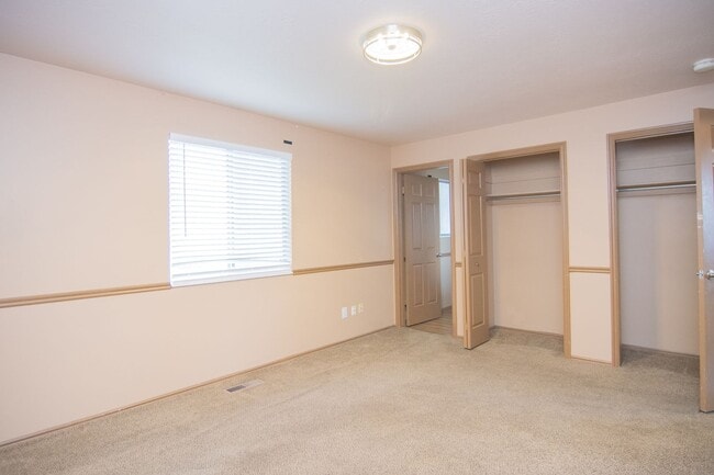 Building Photo - Really Nice 4 bedroom 3 Bath Home on Spacious Lot!